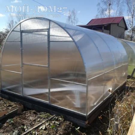 Теплица Крепче 4 метра с поликарбонатом | Мой-Дом27 | Каркас изготовлен из оцинкованной замкнутой трубы 30*20 мм.<br>
 Ширина - 3&nbsp;метра. Высота - 2,1 метра. Длина 4&nbsp;метра.&nbsp;<br>
 Выдерживаемая снеговая нагрузка - 130 кг/м2. Выдерживаемая ветровая нагрузка - до 27 м/с.<br>
 Расстояние между дугами 1 метр. Толщина металла дуг 1&nbsp;мм.<br>
 <b>ЦЕЛЬНОСВАРНЫЕ ТОРЦЫ и ДУГИ</b>.&nbsp;Ширина двери 0,96 метра.<br>